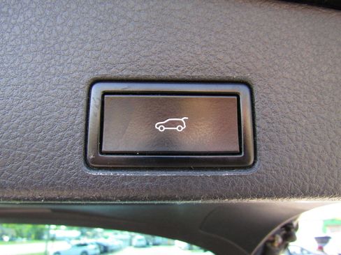 Used 2014 Volkswagen Touareg VR6 image 21