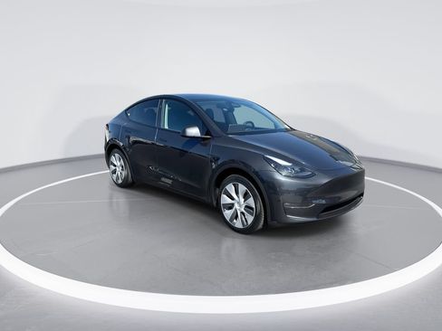 Used 2024 Tesla Model Y 2WD image 2
