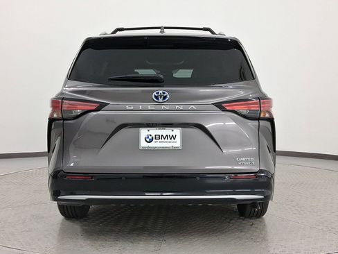 Used 2021 Toyota Sienna Limited image 10