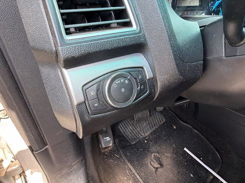 Used 2016 Ford Explorer XLT FWD image 26