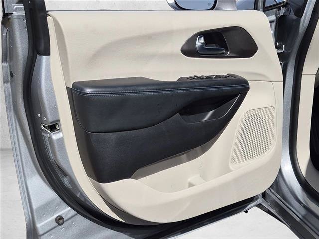 Used 2021 Chrysler Pacifica Touring w/ Cold Weather Group FWD image 11