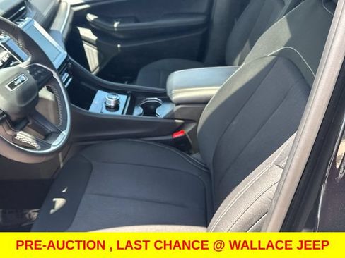 Used 2025 Jeep Grand Cherokee Laredo X RWD image 14
