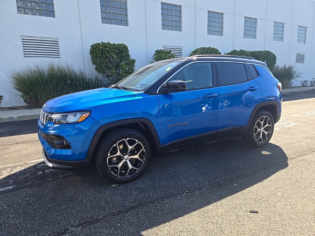 Used 2024 Jeep Compass Limited AWD/4WD image 2