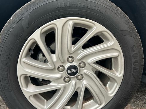 Used 2021 Lincoln Corsair AWD w/ Rear Removable Package Tray image 22