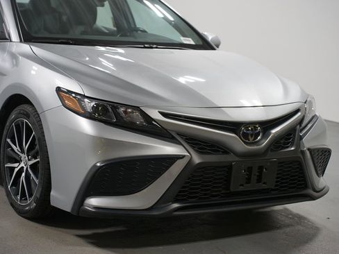 Used 2023 Toyota Camry SE image 4