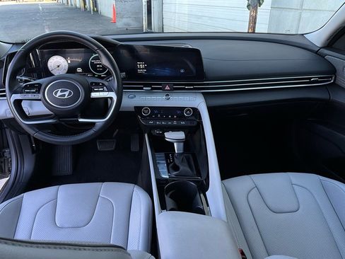 Used 2025 Hyundai Elantra Limited image 12