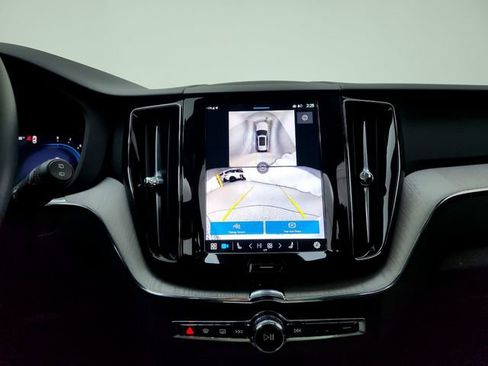 Used 2025 Volvo XC60 B5 Plus image 27