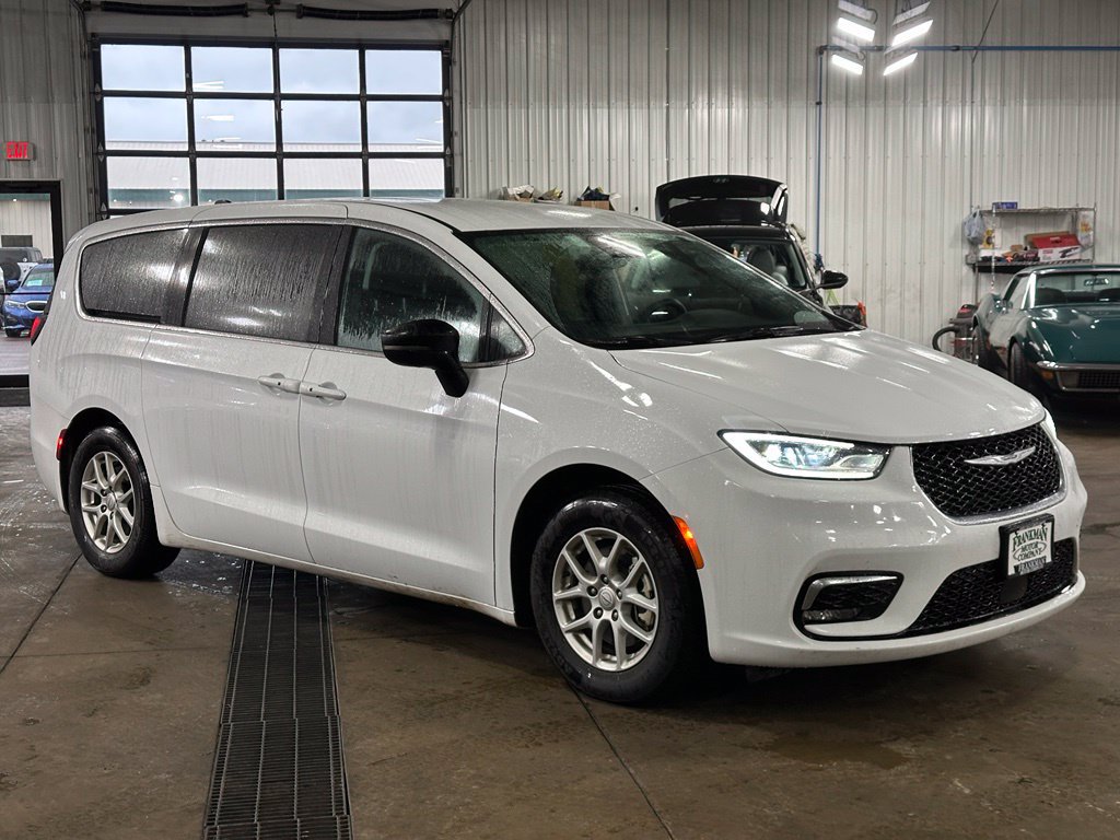 Used 2025 Chrysler Pacifica Select FWD image 7