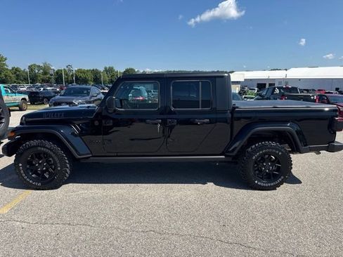 Used 2025 Jeep Gladiator Sport AWD/4WD image 2