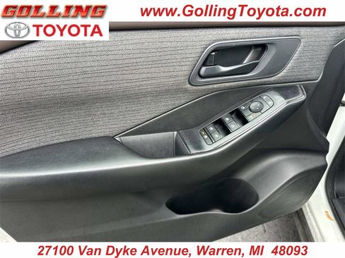 Used 2023 Nissan Rogue S image 15