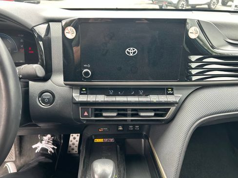 Used 2025 Toyota Camry SE FWD image 3