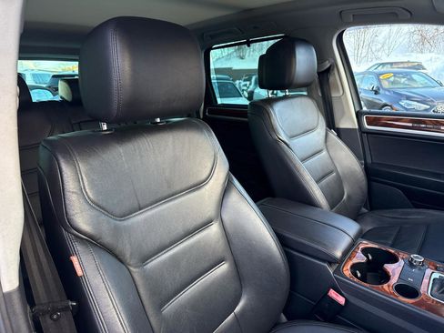 Used 2011 Volkswagen Touareg Hybrid image 35