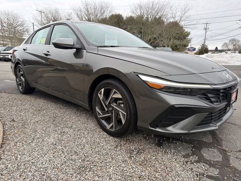 Used 2024 Hyundai Elantra SEL w/ Convenience Package image 3