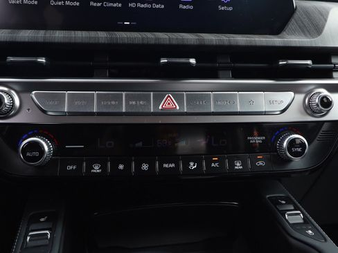 Used 2024 Kia Telluride EX w/ EX Captain's Chair Package FWD image 19