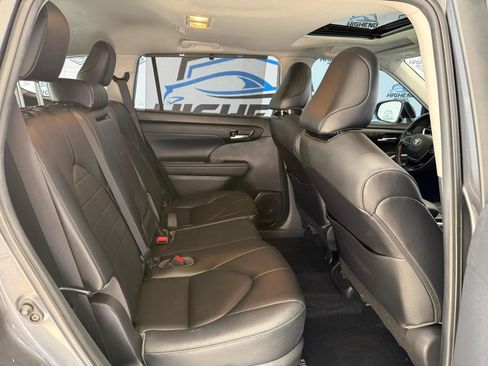 Used 2021 Toyota Highlander XLE AWD/4WD image 25