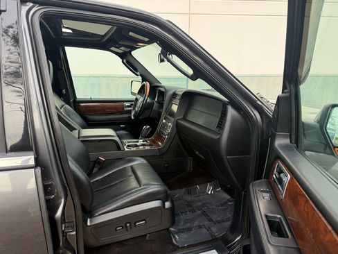 Used 2015 Lincoln Navigator 4WD 4dr image 23
