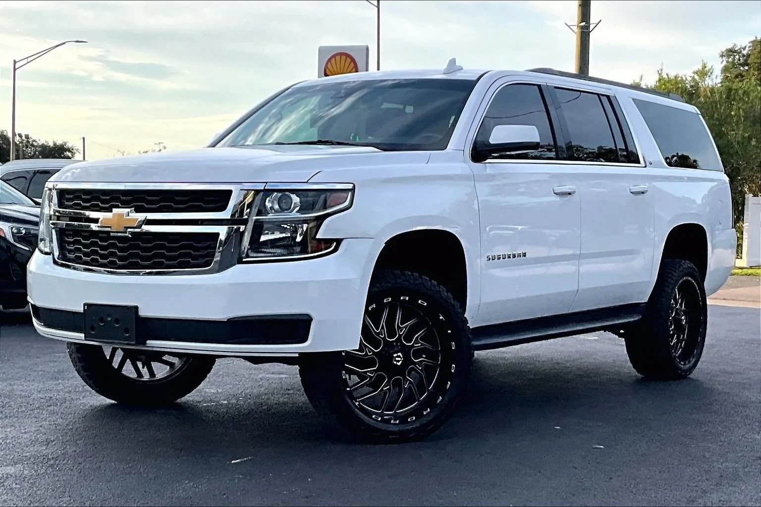 Used 2020 Chevrolet Suburban LT RWD image 1