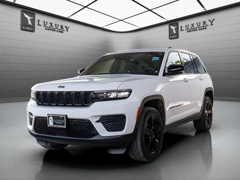Used 2023 Jeep Grand Cherokee Altitude AWD/4WD image 4