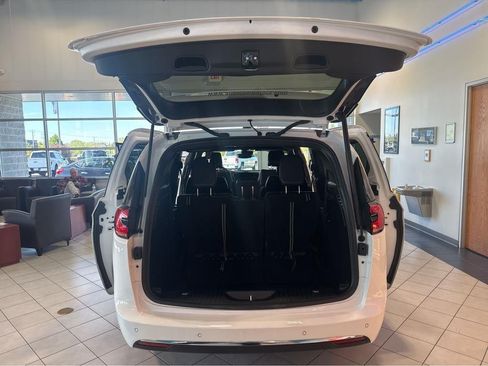 Used 2025 Chrysler Pacifica Select FWD image 11