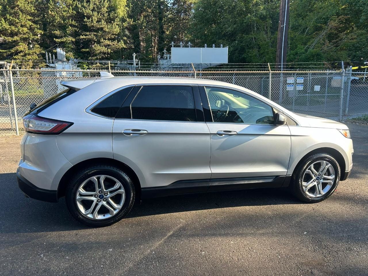 Used 2018 Ford Edge Titanium w/ Technology Package AWD/4WD image 4