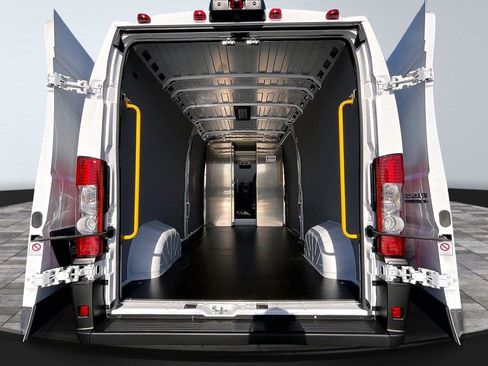 Used 2025 RAM ProMaster 2500 w/ Convenience Group image 27