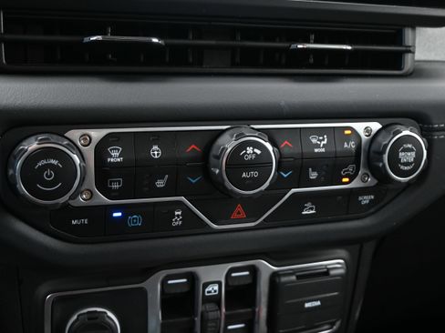 Used 2025 Jeep Wrangler Sahara image 19