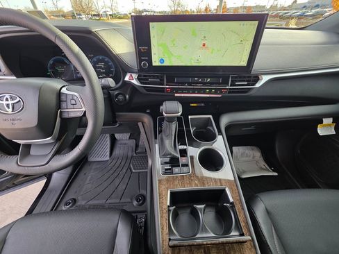 Used 2025 Toyota Sienna Platinum image 17