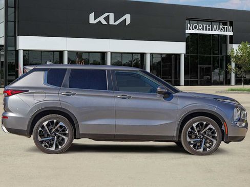 Used 2023 Mitsubishi Outlander SE image 7