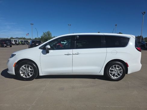 Used 2023 Chrysler Pacifica Touring-L FWD image 7