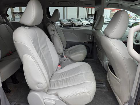Used 2014 Toyota Sienna XLE w/ Entertainment Package FWD image 31