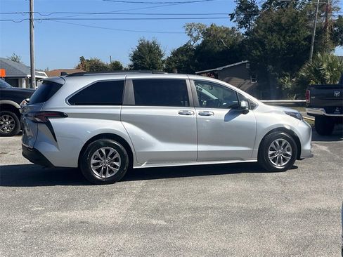 Used 2024 Toyota Sienna XLE image 6
