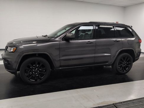 Used 2019 Jeep Grand Cherokee Altitude AWD/4WD image 2