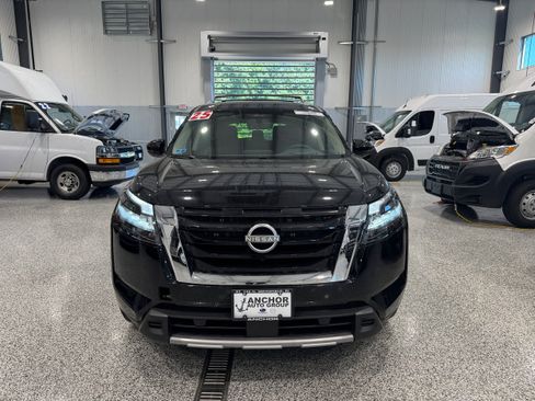 Used 2025 Nissan Pathfinder Platinum AWD/4WD image 2
