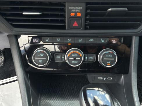 Used 2024 Volkswagen Jetta SE FWD image 31