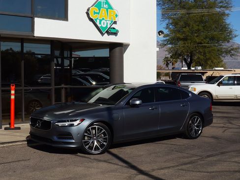 Used 2018 Volvo S90 T8 Momentum w/ Convenience Package image 3