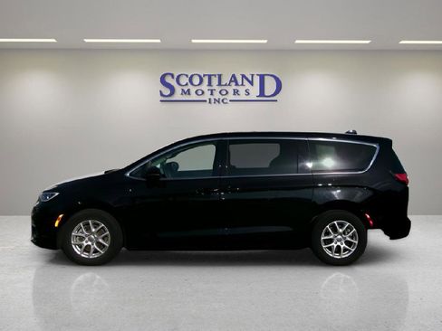 Used 2024 Chrysler Pacifica Touring-L image 1