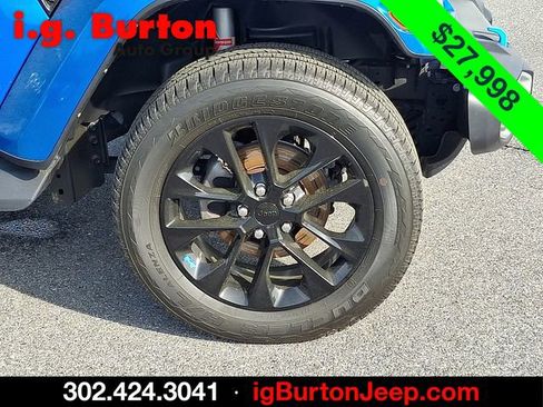 Used 2023 Jeep Wrangler Unlimited Sahara w/ Cold Weather Group AWD/4WD image 8
