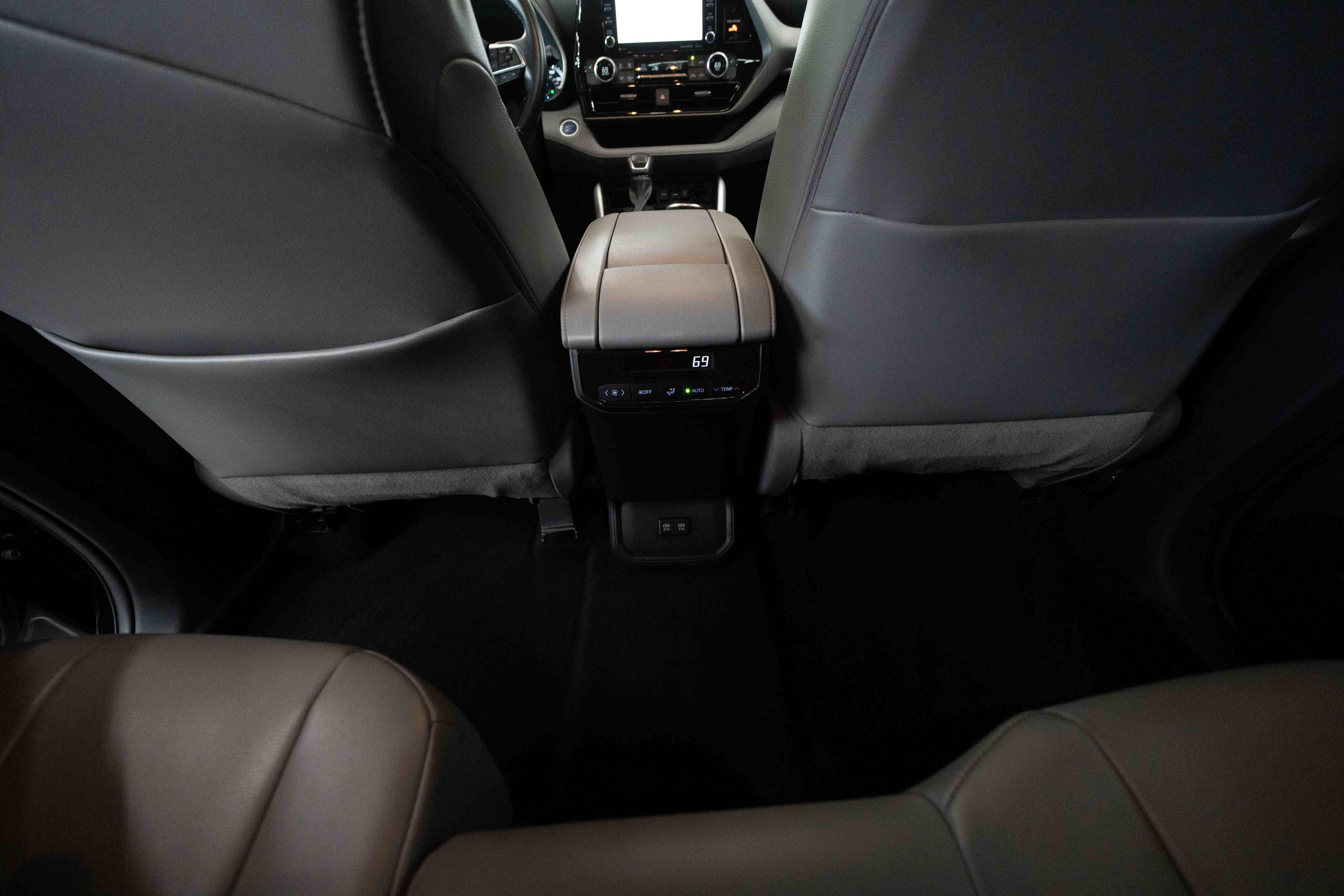 Used 2021 Toyota Highlander XLE AWD/4WD image 22