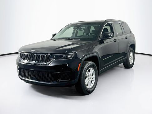 Used 2023 Jeep Grand Cherokee Laredo AWD/4WD image 1