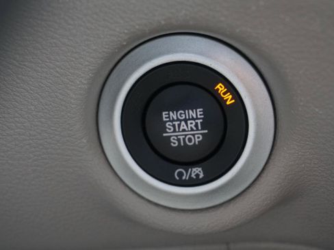 Used 2023 Chrysler Pacifica Touring-L image 15