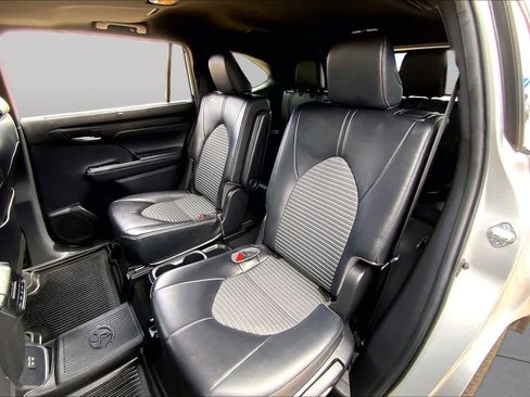 Used 2022 Toyota Highlander XSE FWD image 21