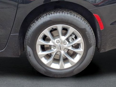 Used 2023 Chrysler Pacifica Touring-L image 7