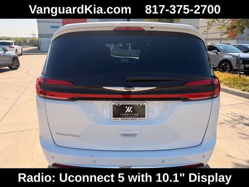Used 2025 Chrysler Pacifica Select FWD image 3