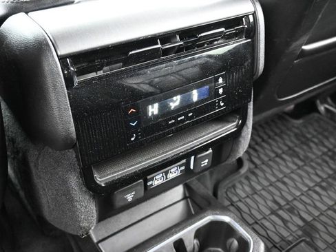 Used 2023 Jeep Wagoneer Series II AWD/4WD image 16