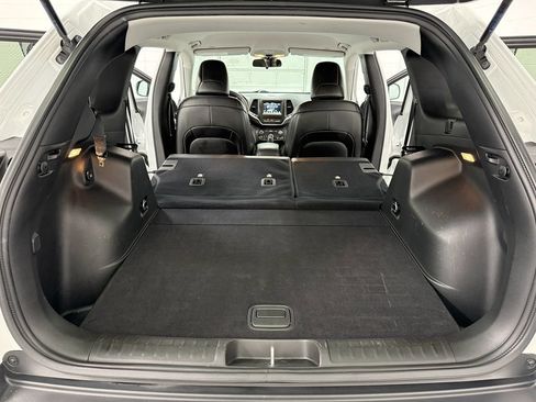 Used 2019 Jeep Cherokee Latitude Plus w/ Cold Weather Group AWD/4WD image 25