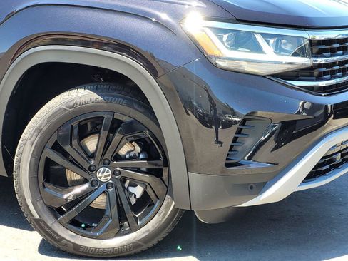 Certified 2023 Volkswagen Atlas SE w/ Black Wheel Package AWD/4WD image 11