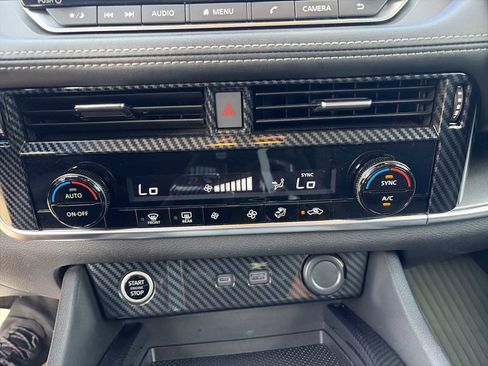 Used 2021 Nissan Rogue SV image 16