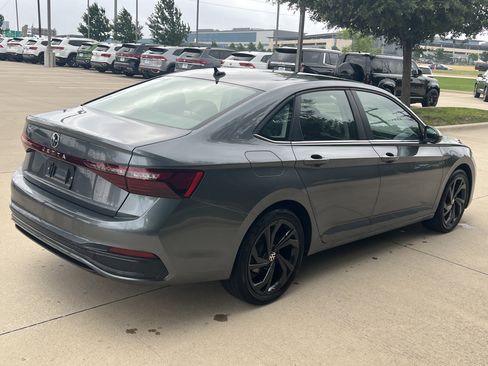 Used 2025 Volkswagen Jetta SE w/ Sunroof Package FWD image 10