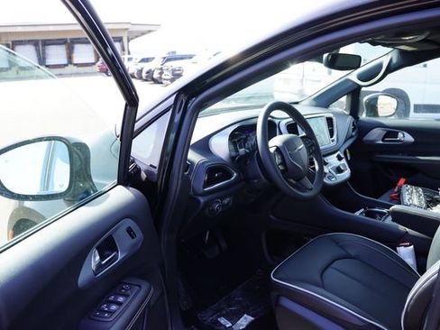 New 2026 Chrysler Pacifica Limited w/ S Appearance Package FWD image 11