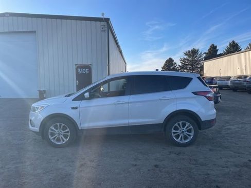 Used 2017 Ford Escape SE image 4